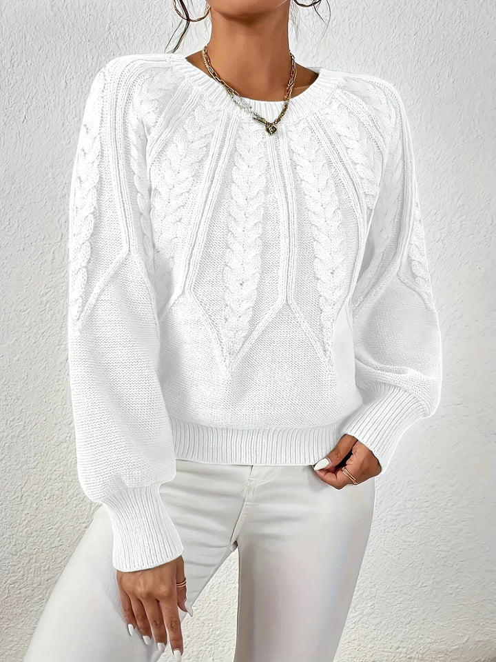 Classic comfort sweater in white with cable knit pattern, crew neck, long sleeves