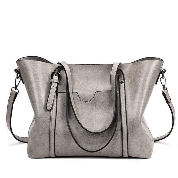 Women’s leather-look crossbody bag in grey, with top flap and adjustable shoulder strap.