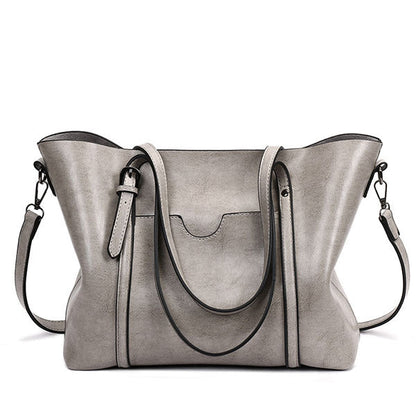 Women’s leather-look crossbody bag in grey, with top flap and adjustable shoulder strap.
