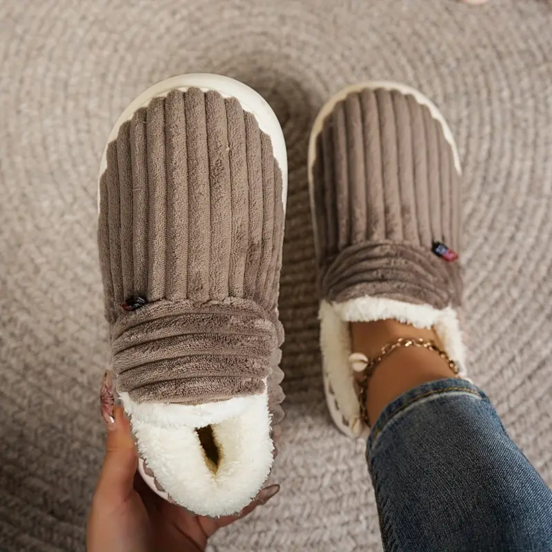 Brown comfort slippers, closed-back with ribbed fabric and white fleece lining