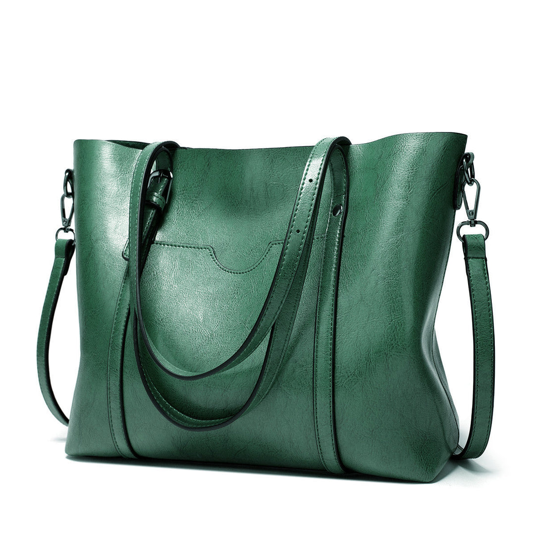 Women’s leather-look crossbody bag in green, with top flap and adjustable shoulder strap.