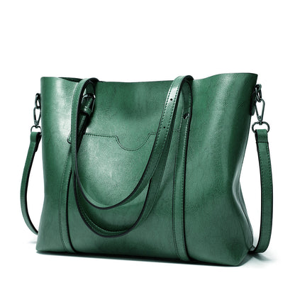 Women’s leather-look crossbody bag in green, with top flap and adjustable shoulder strap.