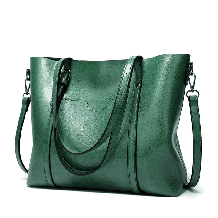 Women’s leather-look crossbody bag in green, with top flap and adjustable shoulder strap.