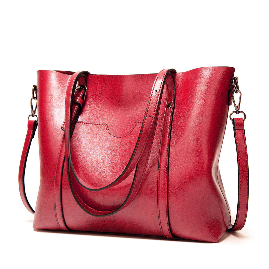 Women’s leather-look crossbody bag in red, with top flap and adjustable shoulder strap.