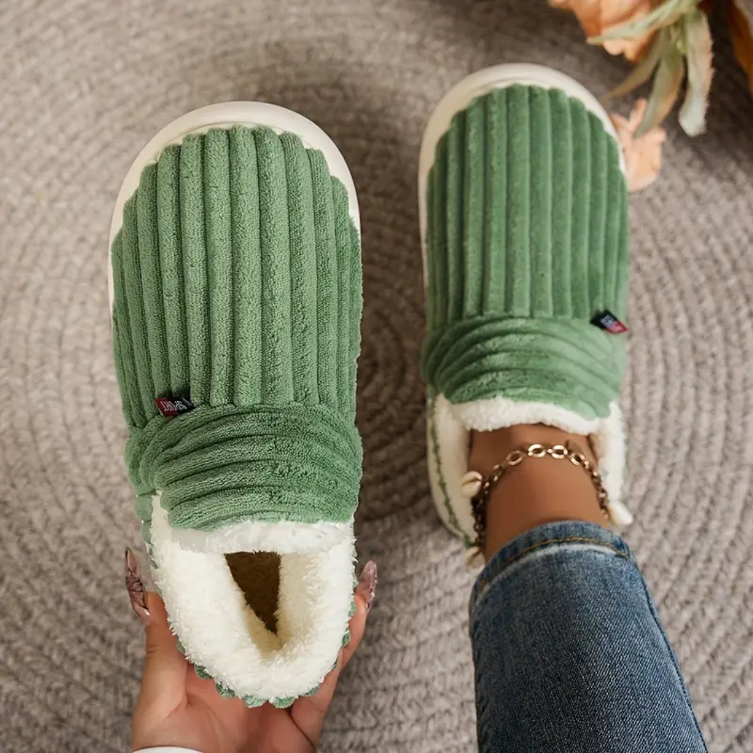 Green comfort slippers with ribbed fabric and white fuzzy lining, moc-toe style