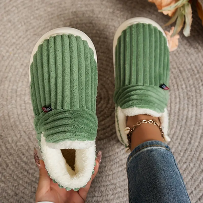 Green comfort slippers with ribbed fabric and white fuzzy lining, moc-toe style