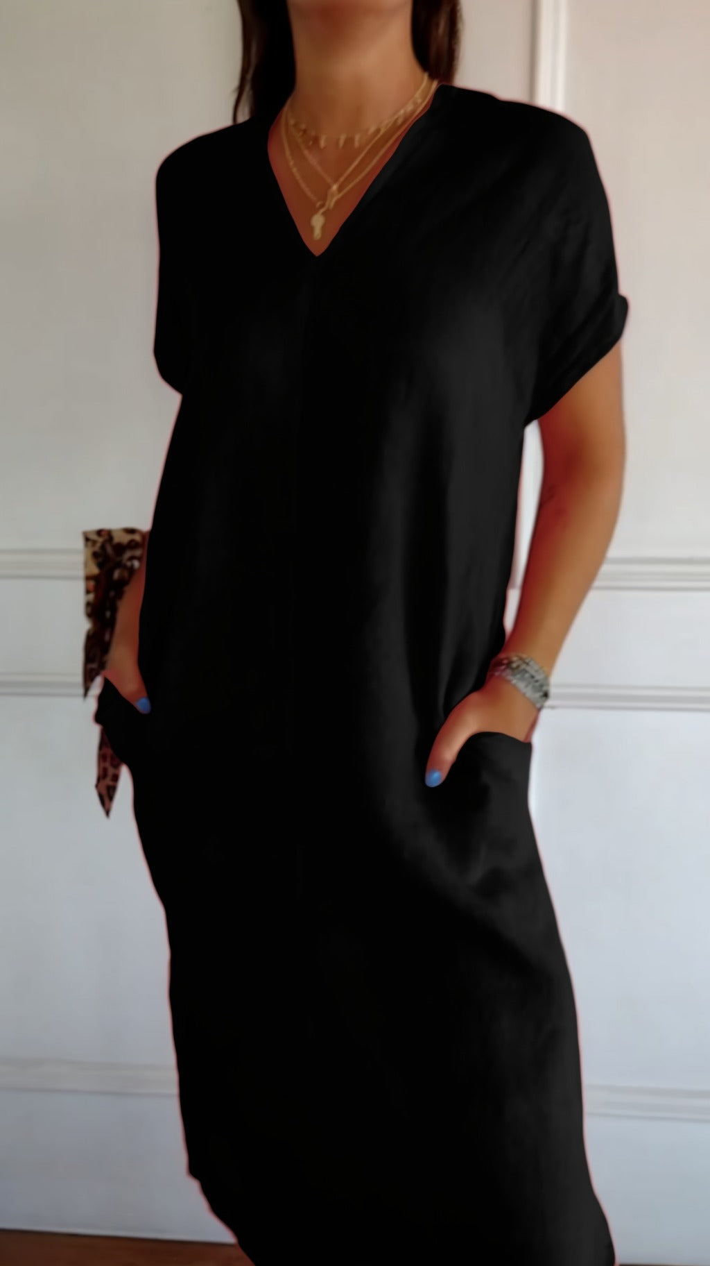 Black tummy-flattering dress with V-neck and short sleeves, side pockets