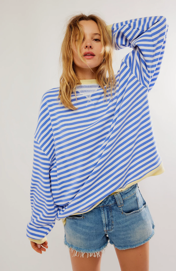 Striped sweater in light blue and white horizontal stripes, ribbed cuffs and yellow hem