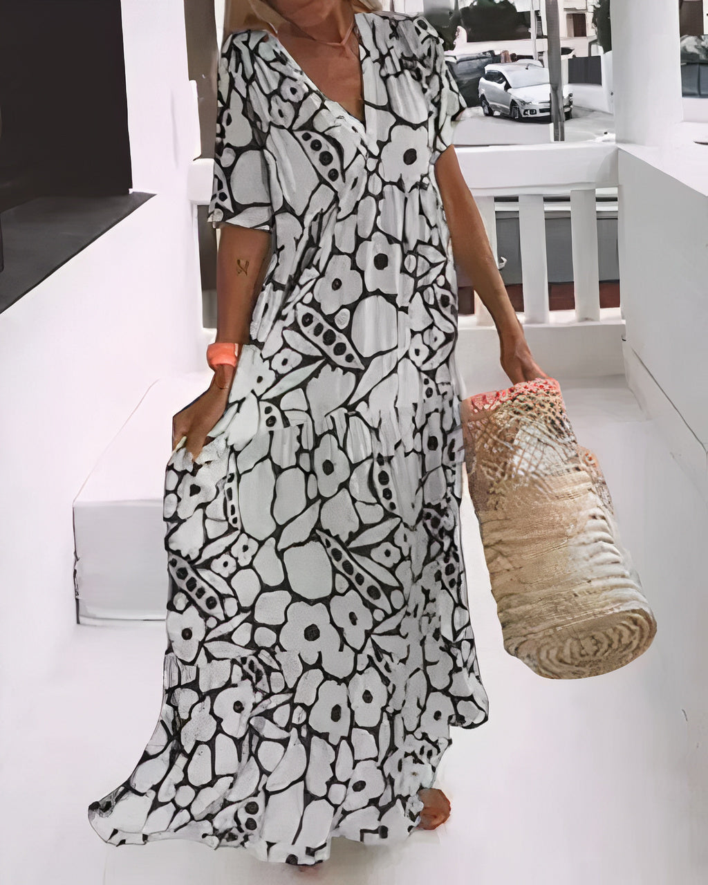 Relaxed summer dress in black and white abstract print, V-neck, short sleeves, tiered hem