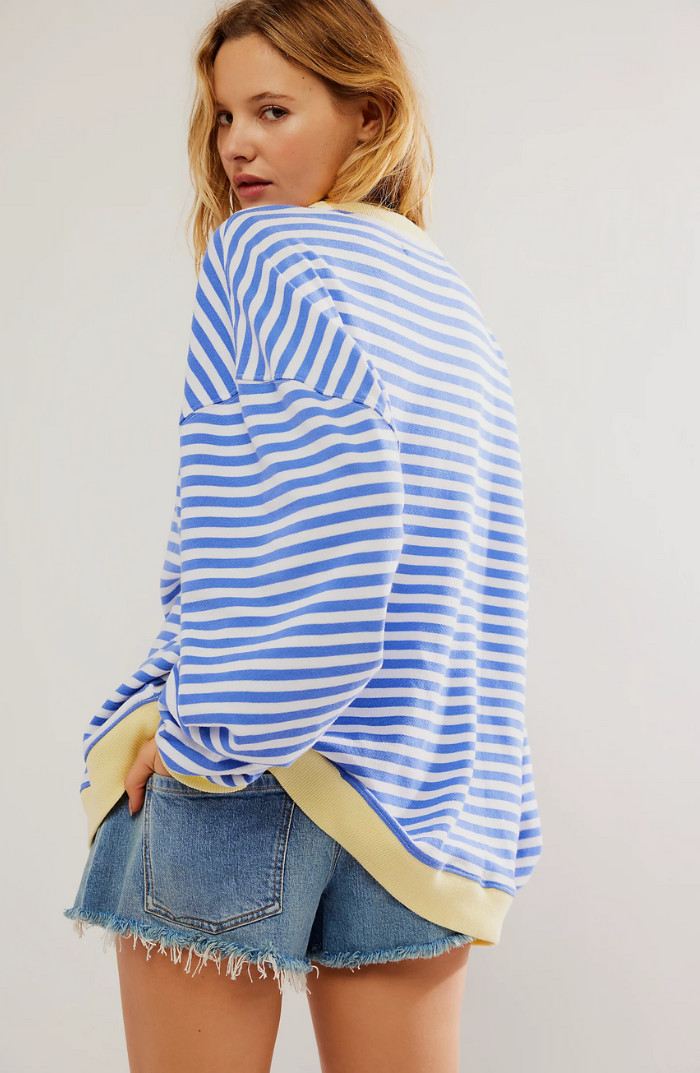 Striped sweater in light blue and white horizontal stripes, loose fit with yellow ribbed hem