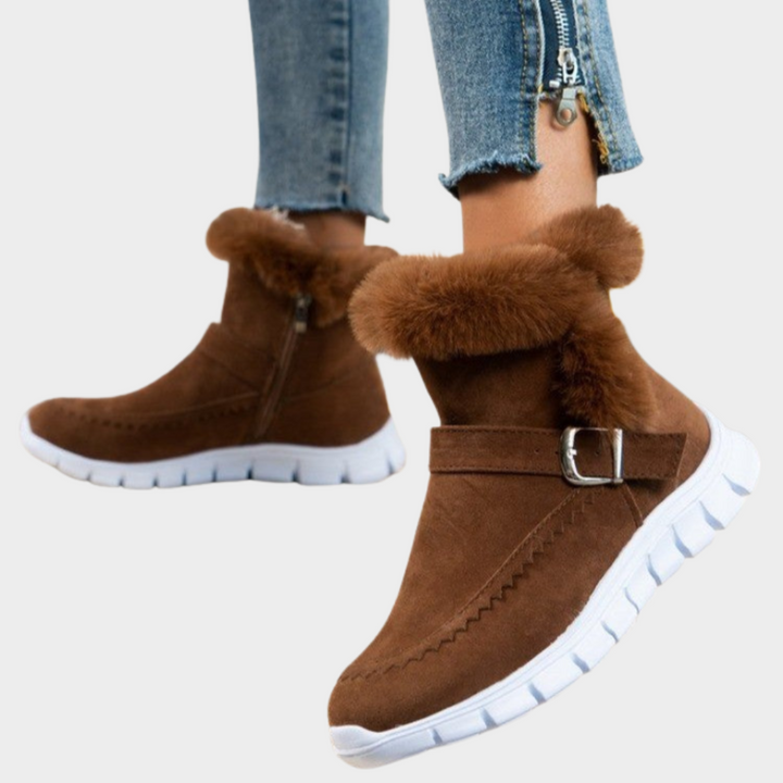 Warm boots in brown with dark brown faux-fur cuff, side zip, and buckle strap