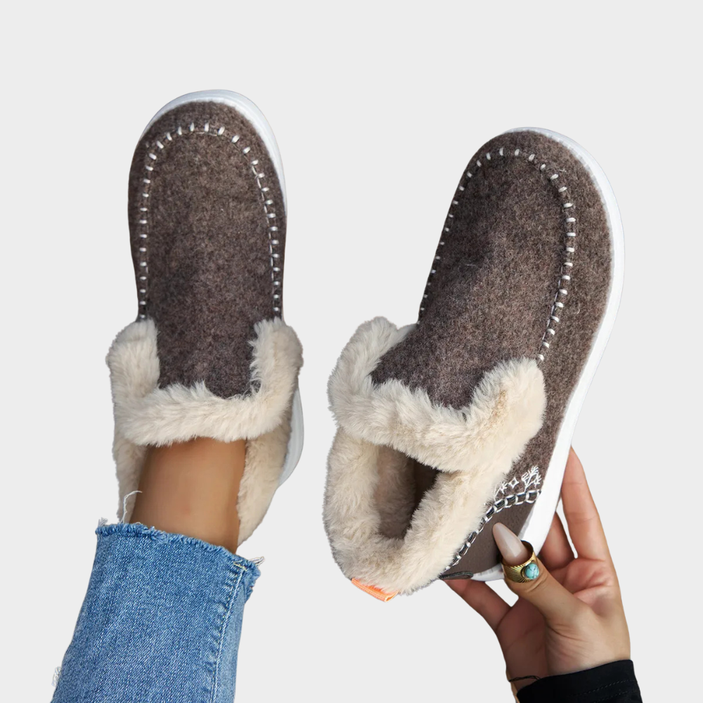 Cozy slip-on boots in brown with faux-fur lining and white contrast stitching