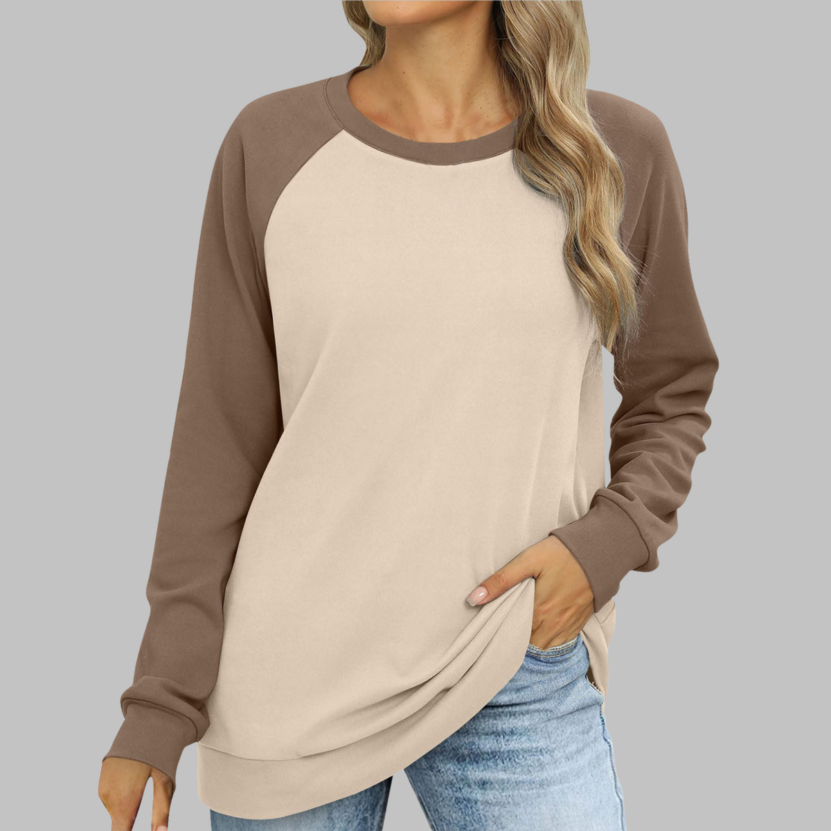 Two-tone raglan sweatshirt, round neck, long sleeves; beige body, brown sleeves