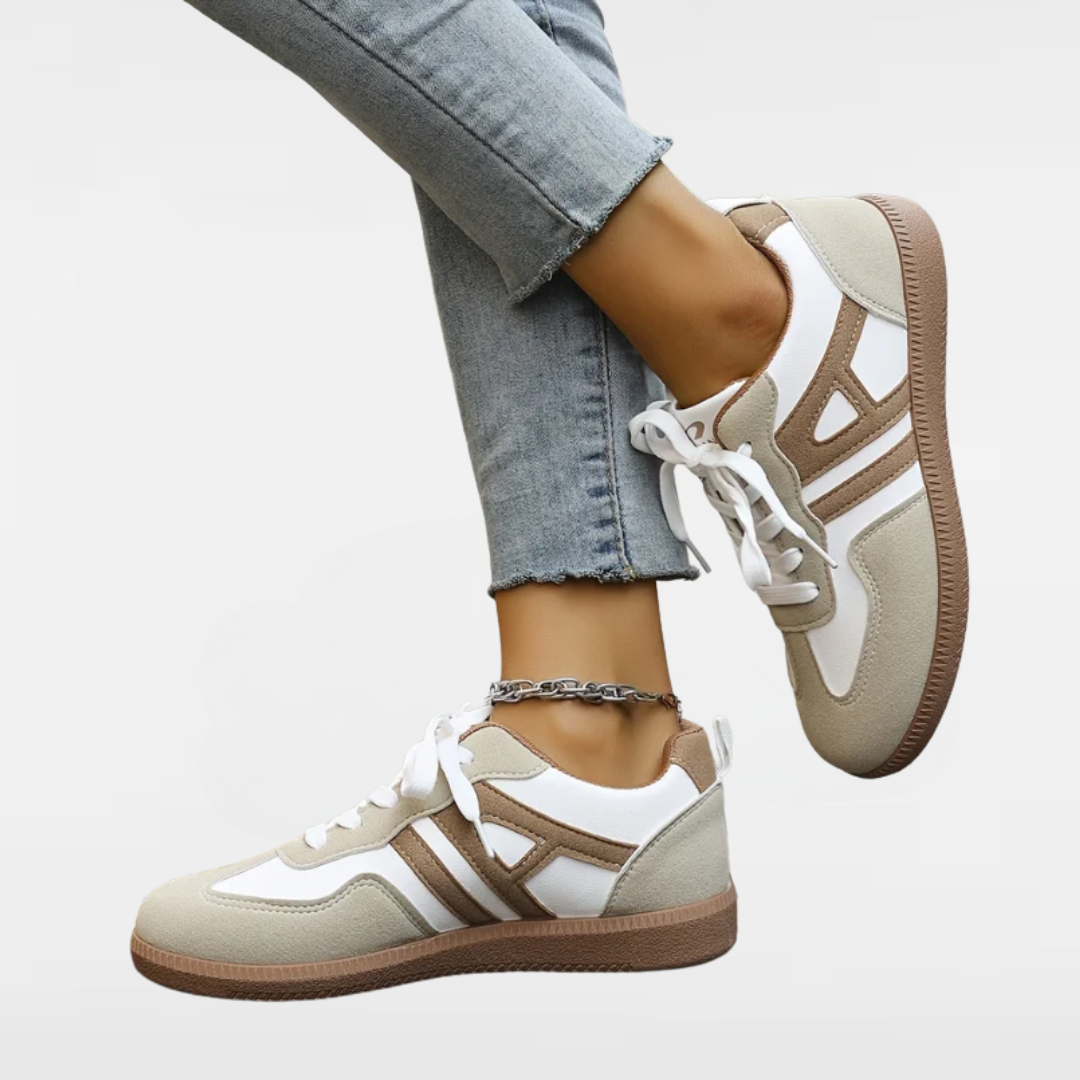 CHANTAL sneakers beige/white, white laces, silver chain ankle detail
