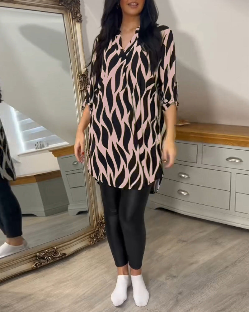 Printed loose-fit top with V-neck and abstract zebra-style pattern, 3/4 sleeves