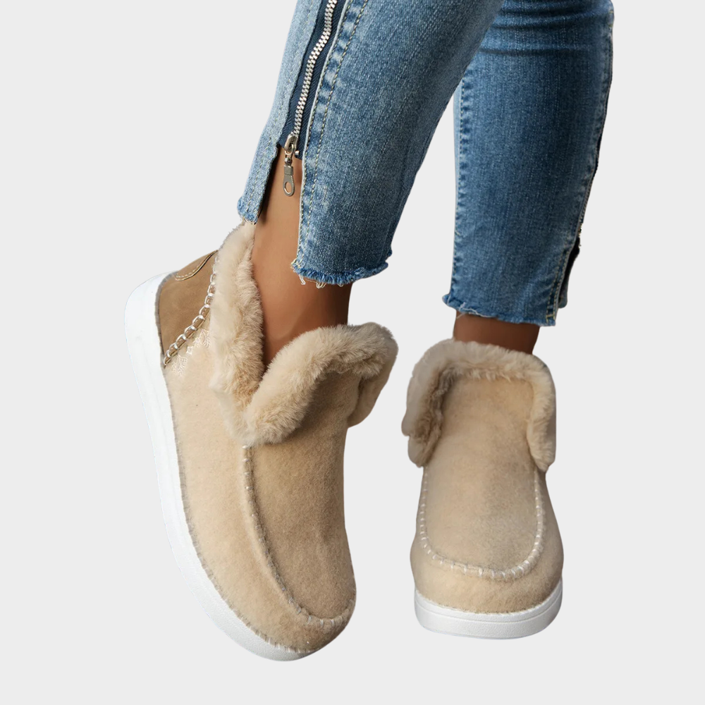 Cozy slip-on boots in beige with faux-fur lining and white contrast stitching