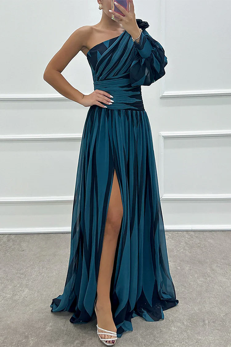 One-shoulder maxi dress in navy blue with darker stripes, pleated skirt, side slit