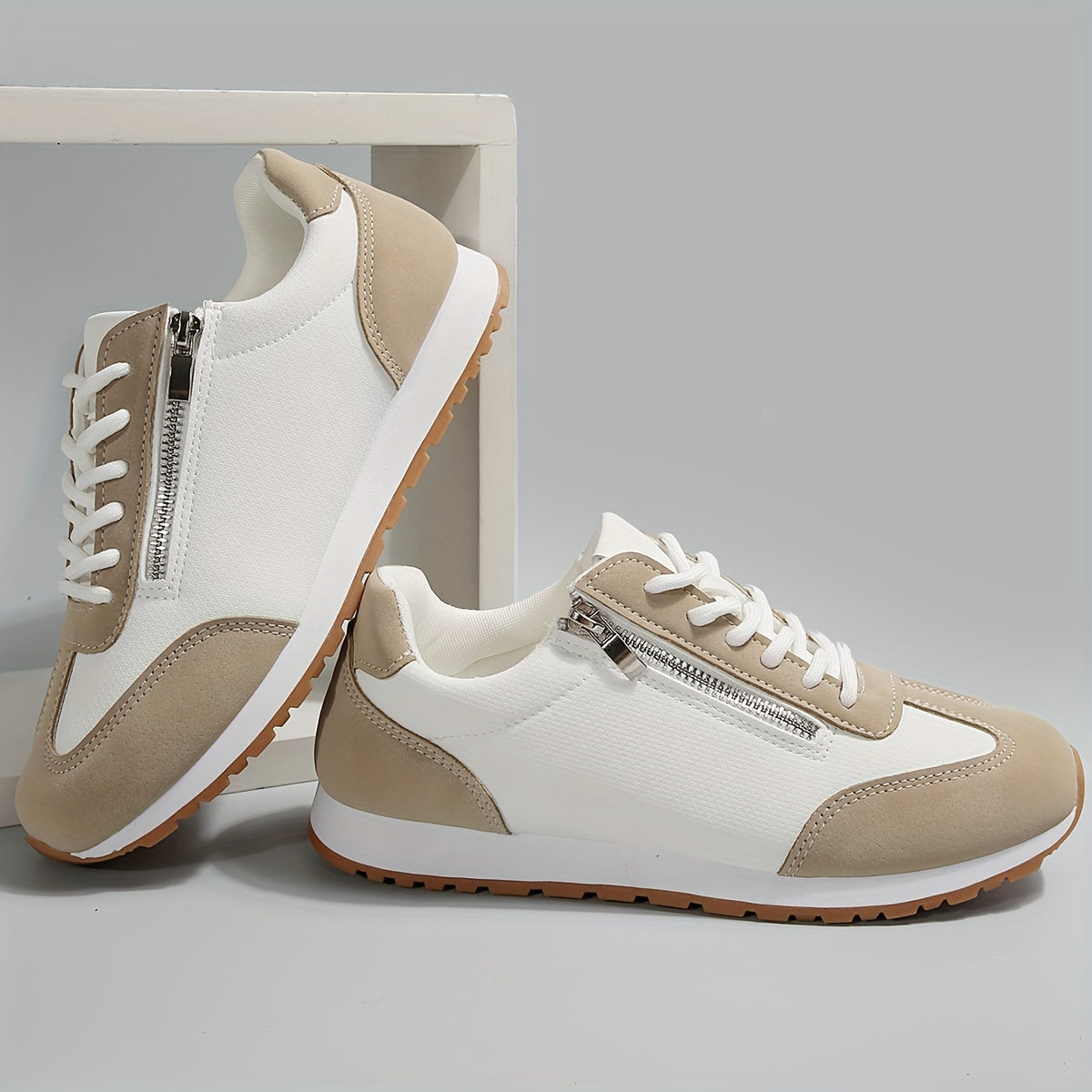 Casual low-top sneakers, white with beige panels, side zip and lace-up.