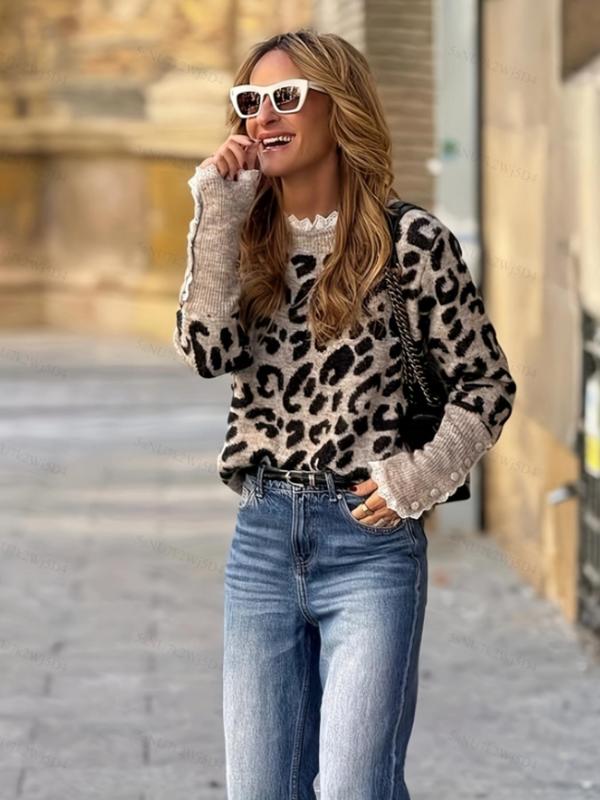 Leopard print sweater pullover with crew neck, long sleeves, ribbed cuffs and hem