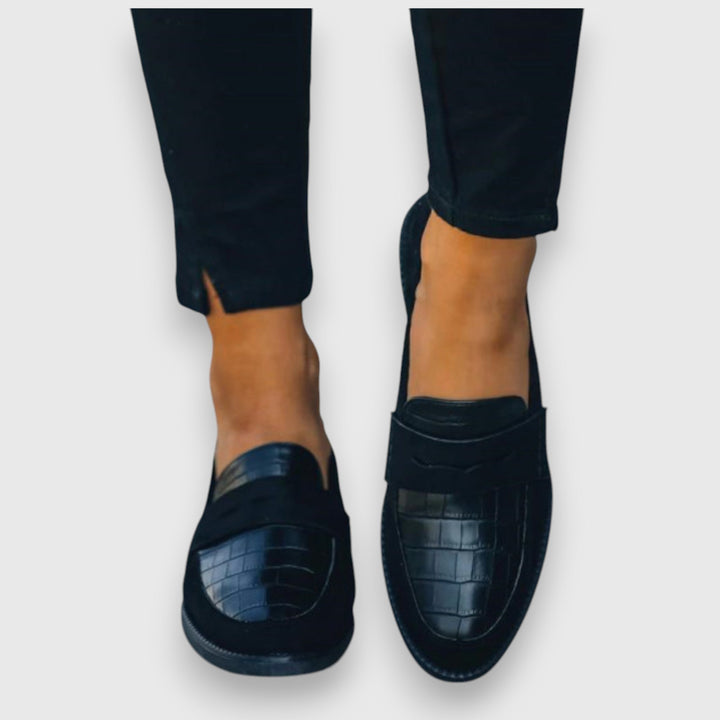 Moccasin shoe in dark leather with croc-embossed toe and strap detail