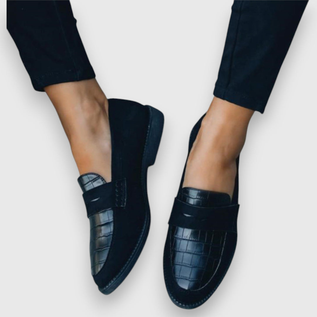 Moccasin shoe in dark leather with croc-embossed vamp and double strap detail