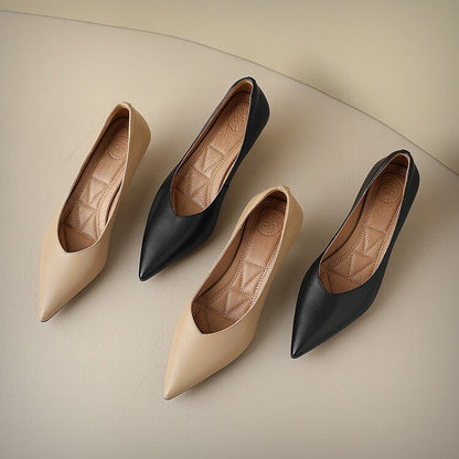 Set of pointed-toe pumps in beige and black, quilted insole