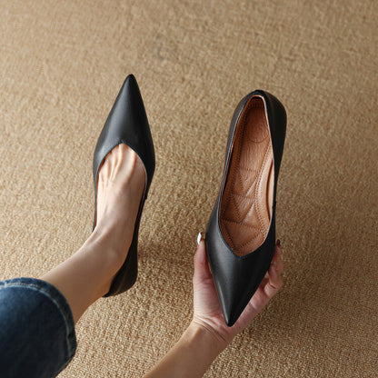Black pointed-toe pumps with low heel and quilted insole