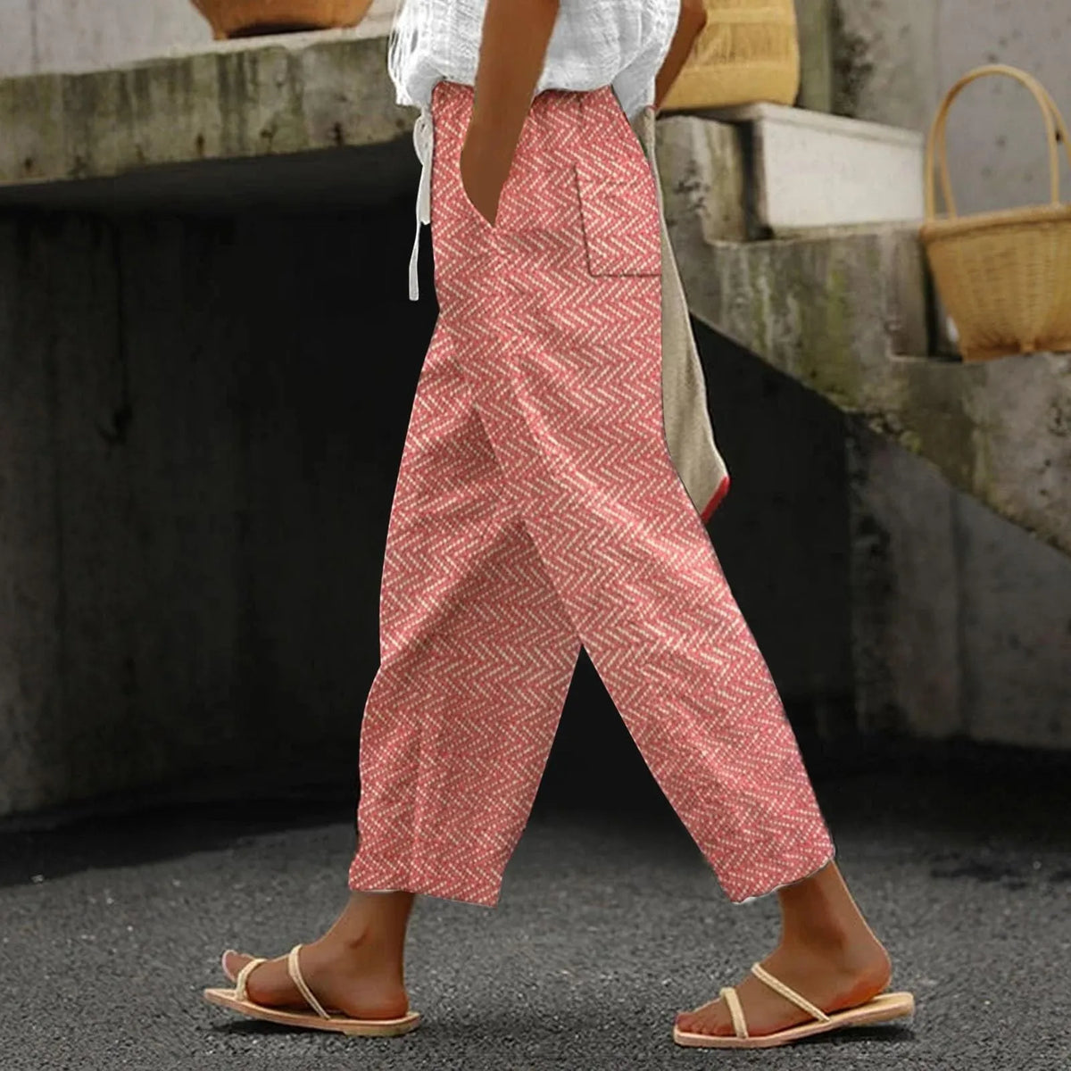 Comfortable summer pants in pink-red with small geometric pattern, relaxed straight legs