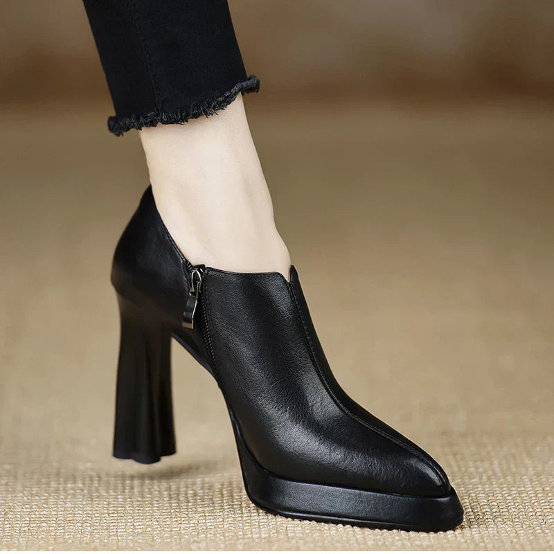 Black leather-look heeled pumps with side zipper and rounded toe
