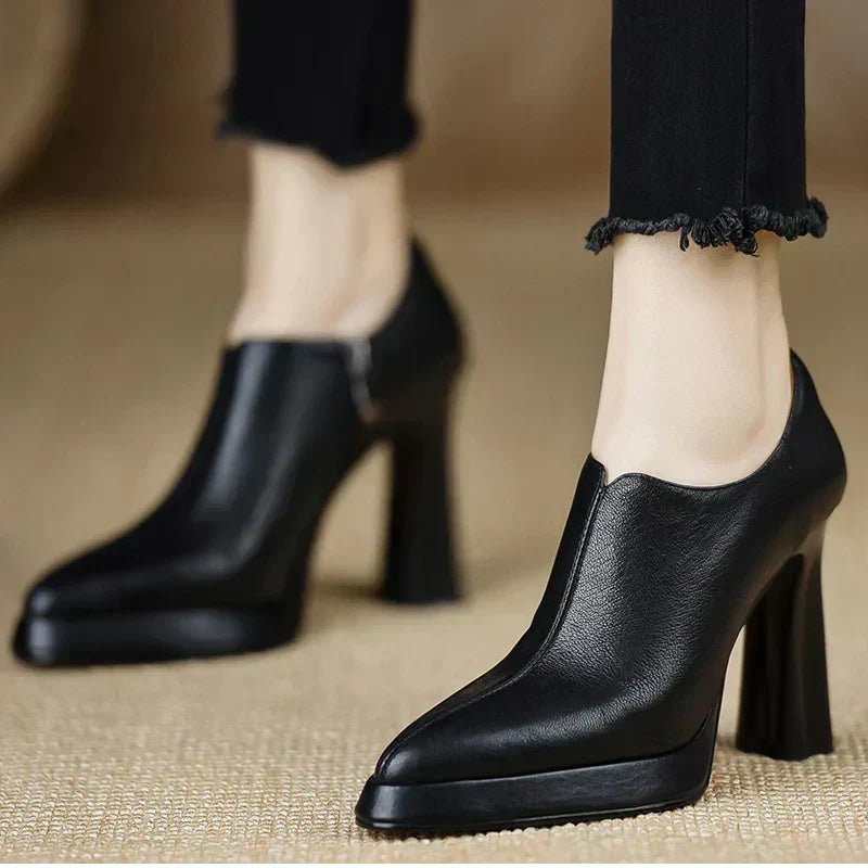 Black leather-look heeled pumps with side zipper and chunky block heel
