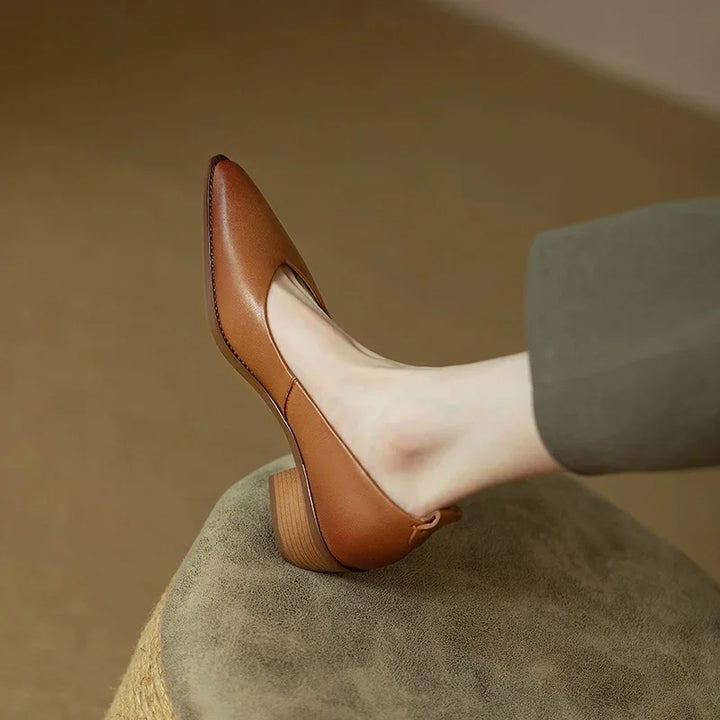 Classic pumps in brown leather-look with slingback strap and wooden block heel, side/back