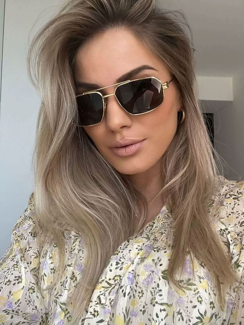 Refined sunglasses with gold metal frame and dark lenses