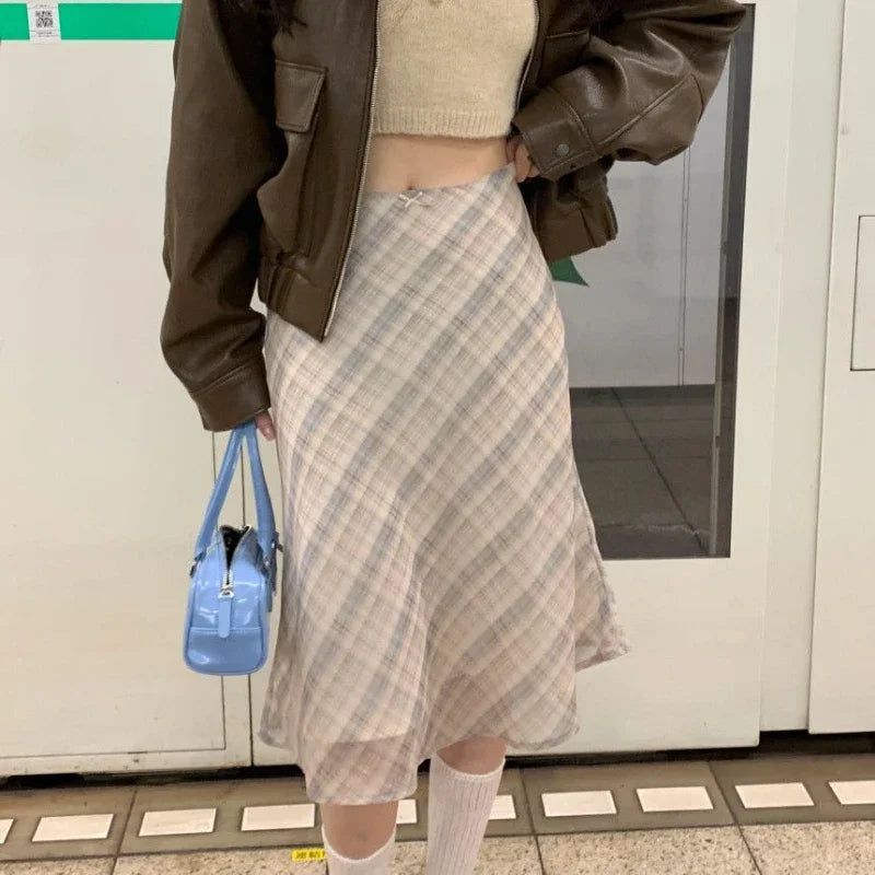 Plaid midi skirt in light gray-blue check, side view, elastic waistband
