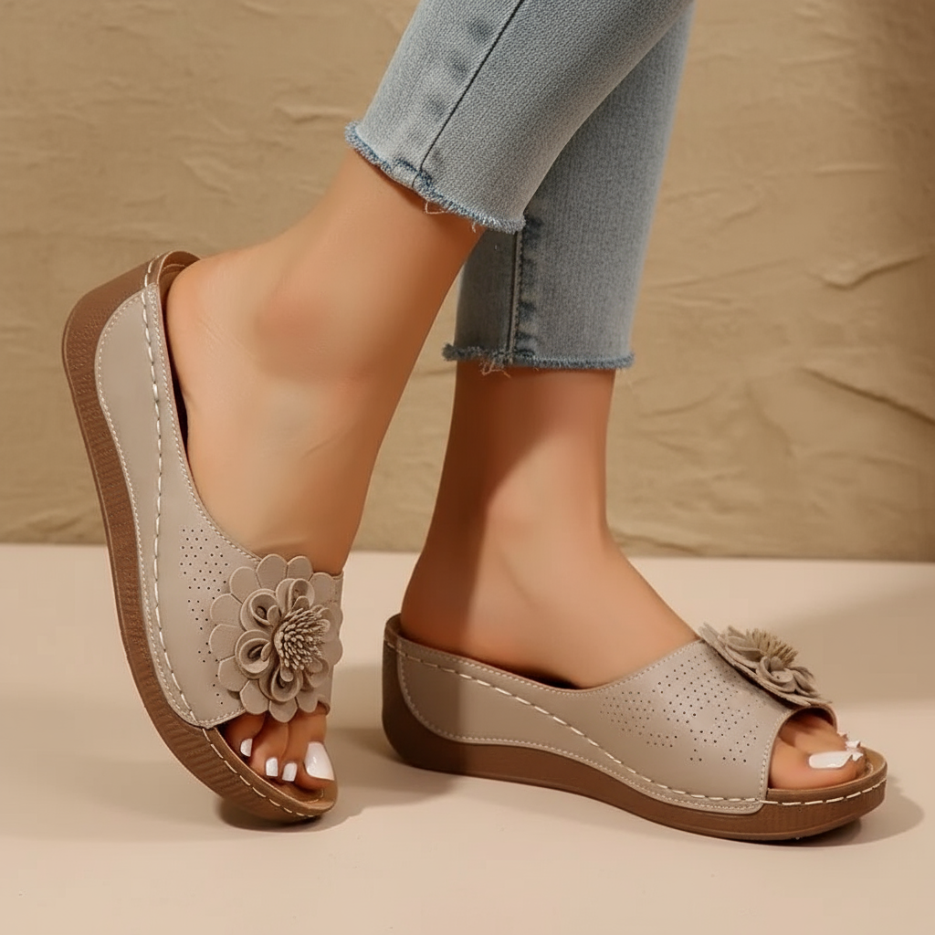 Ergonomic sandals in beige with flower detail and perforated side strap