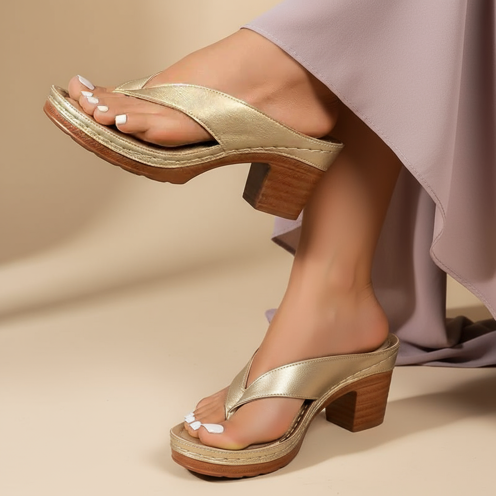 Champagne thong sandals with two-tone straps and chunky block heel