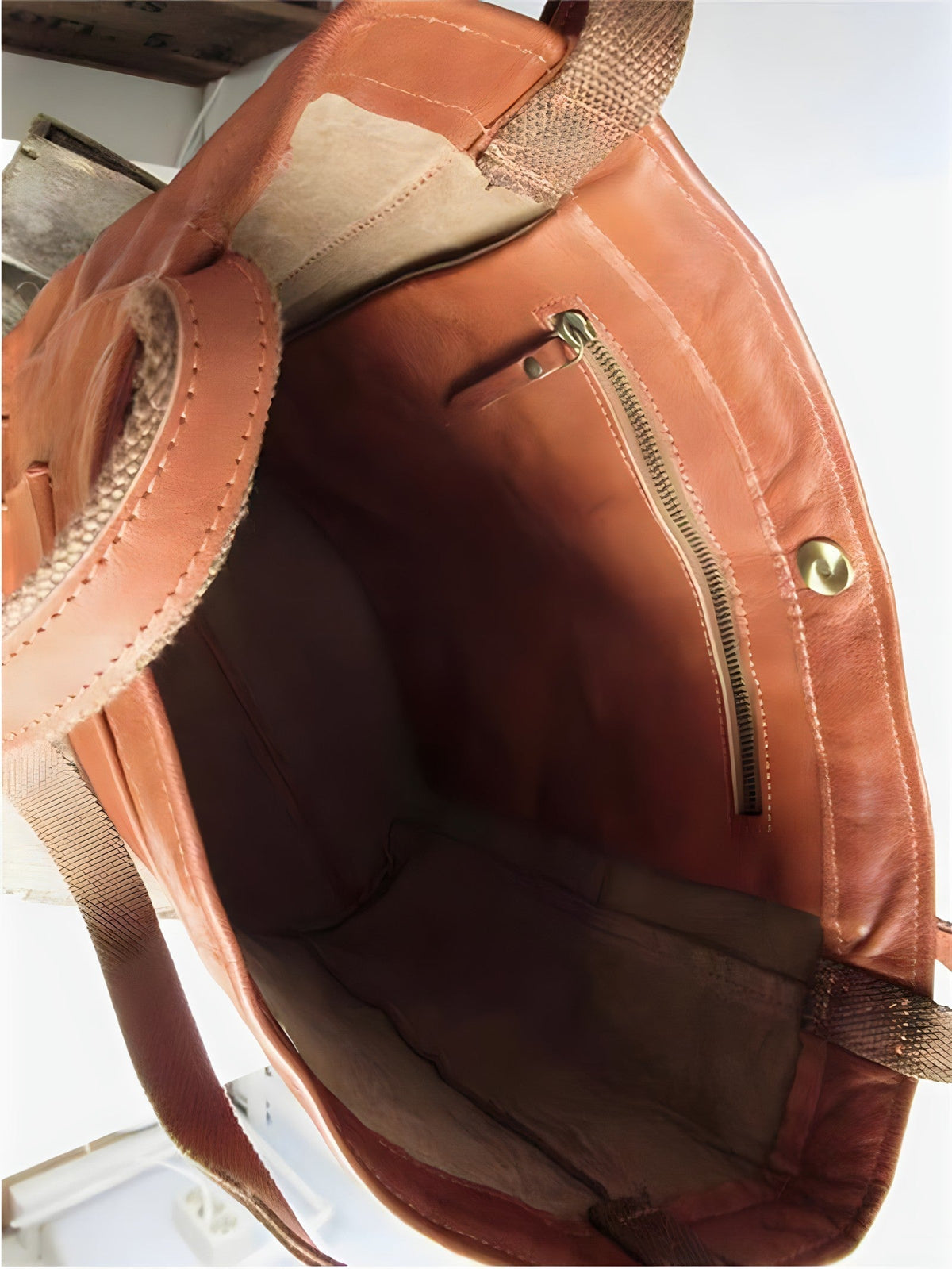 Aria™ leather tote bag interior, zip pocket with metal zipper and lining