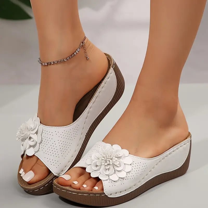 Ergonomic sandals in white with large flower appliques and ankle chain strap