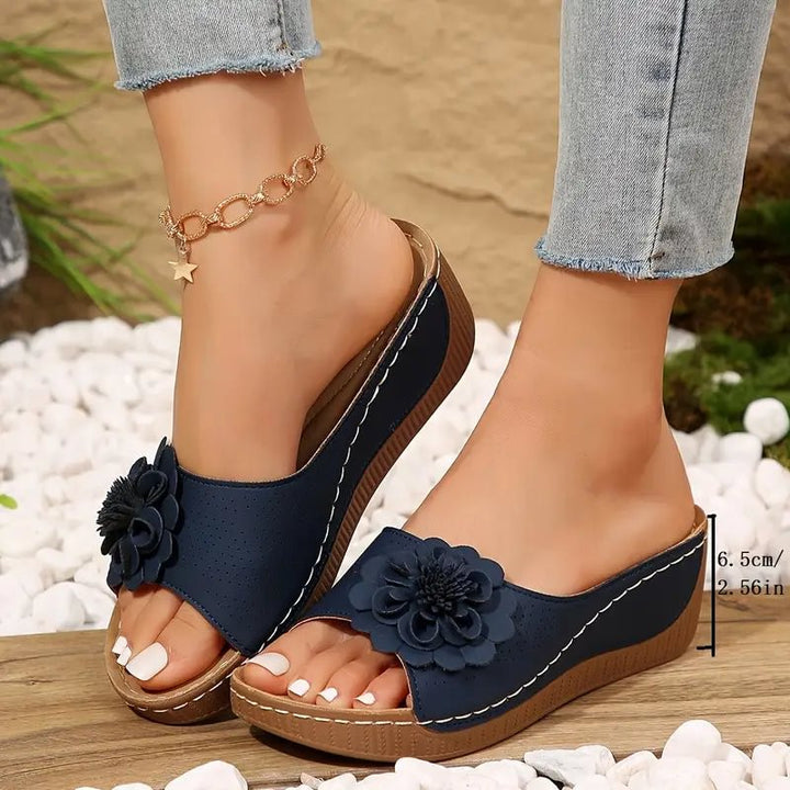 Ergonomic sandals in dark blue with flower appliques and gold chain ankle strap